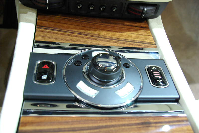 Illustration for article titled Rolls Royce 200EX Auto-Adjusting Purse Holder For The Ladies